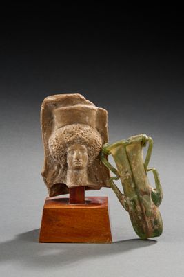 une statue représentant une femme tenant un vase, à côté d'une statue représentant un homme