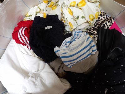 un panier rempli de vêtements posé sur le sol