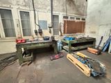 une pièce où il y a tout un tas d'outils par terre