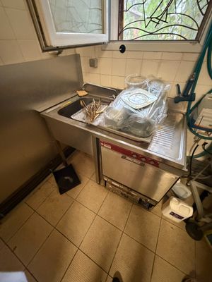 une cuisine équipée d'un évier et d'une fenêtre