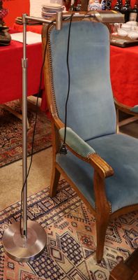 une chaise bleue dans une pièce où se trouvent une table rouge et une nappe rouge
