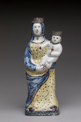 l'image d'une statue représentant une femme tenant un bébé dans ses bras