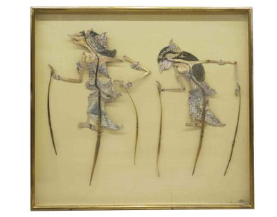 tableau encadré représentant deux femmes asiatiques en costume traditionnel tenant des épées