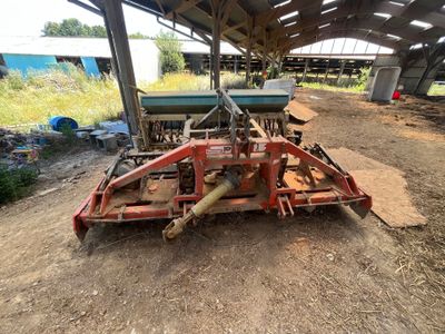 un tracteur qui est à l'arrêt dans la boue