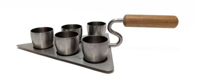 un plateau en métal muni de quatre tasses et d'une poignée en bois