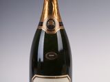 l'image d'une bouteille de champagne posée sur une table
