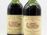 deux bouteilles de vin rouge posées l'une à côté de l'autre sur une surface blanche