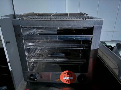 un four grille-pain qui se trouve dans une cuisine