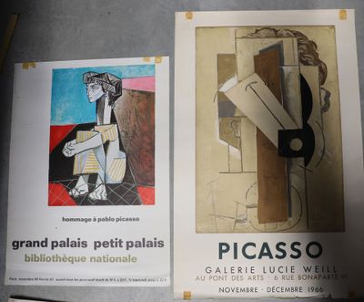 deux affiches accrochées au mur d'un immeuble où se trouve une horloge