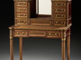 une coiffeuse ancienne en bois surmontée d'un miroir
