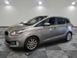 la voiture argentée est garée sur un carrelage à carreaux