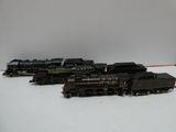 plusieurs petits trains sont alignés sur une surface blanche