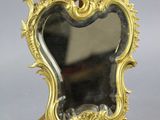 une image représentant un cadre doré orné d'un miroir en forme de cœur