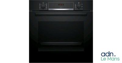 une image représentant un four noir, la porte ouverte, sur fond blanc