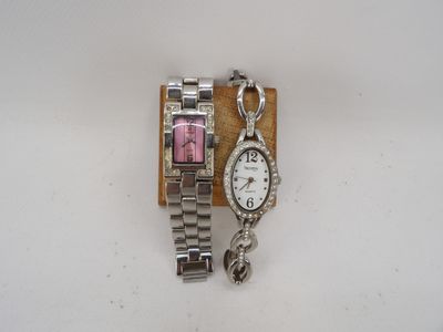 Lot de 2 montres-bracelets en métal argenté et strass.