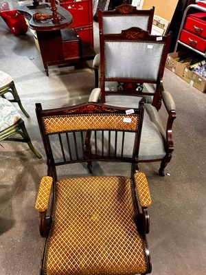 une chaise et une autre chaise qui se trouvent dans une pièce