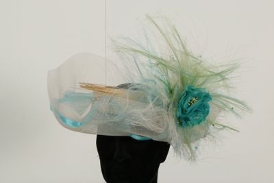 ANNE BOISSON - Chapeau de cérémonie en sisal en camaïeu vert…