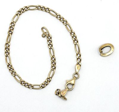a close up of a gold chain with a clasp on it