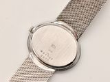une image d'un gros plan d'une montre-bracelet sur une surface blanche