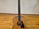 une guitare posée sur un support au sol