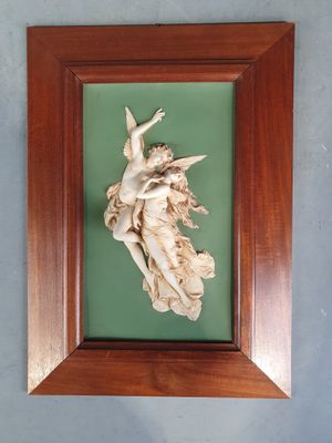 L'enlèvement d'une nymphe. Panneau en haut relief en biscuit…