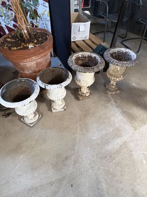 de nombreux pots posés par terre les uns à côté des autres