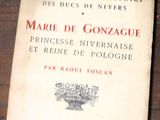 un livre posé sur une table, avec une feuille de papier dessus