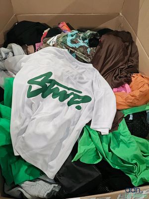 une boîte en carton remplie de vêtements et un t-shirt