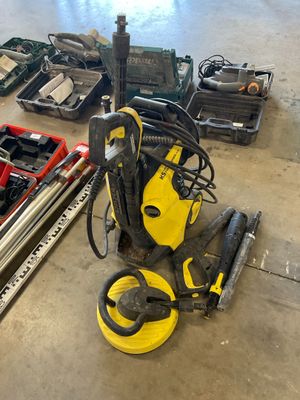 a machine that is sitting on the floor in the garage