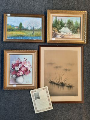 quatre tableaux encadrés sur le mur d'une pièce