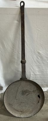 une vieille poêle et une poêle posées sur une table