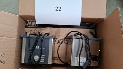 une boîte contenant tout un tas d'appareils électroniques