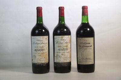 trois bouteilles de vin sont alignées sur une surface blanche
