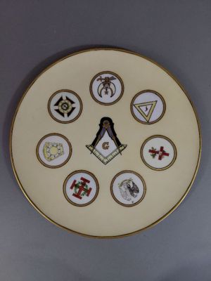 une assiette sur laquelle figure l'image d'une personne