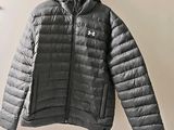 la veste est suspendue à un cintre sur le mur