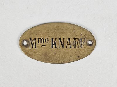 une pancarte sur laquelle est écrit « time knaf » sur un mur blanc
