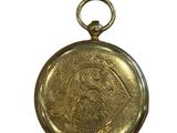 une image représentant une montre de poche en or sur laquelle figure le portrait d'une femme
