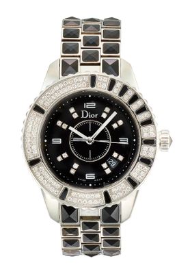 un gros plan d'une montre sur un fond blanc avec un fond blanc