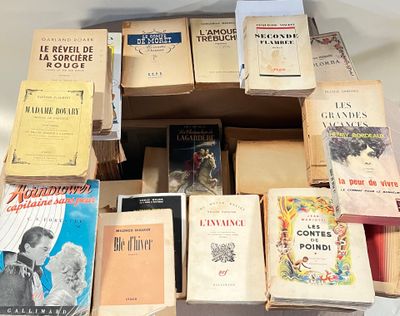 un grand nombre de livres empilés les uns sur les autres