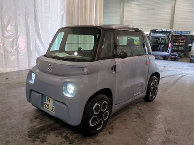 une photo d'une petite voiture électrique dans un garage