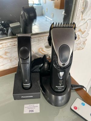 deux rasoirs électriques posés sur une table à côté d'un miroir