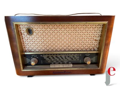 une radio à l'ancienne posée sur une surface blanche