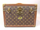 malle Louis Vuitton ornée de monogrammes et d'initiales