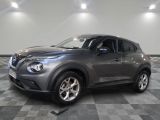 La Nissan C-HR grise est garée sur un sol en carrelage à damier.