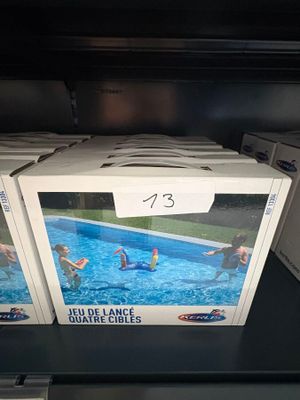 trois boîtes de jouets aquatiques sur une étagère dans un magasin