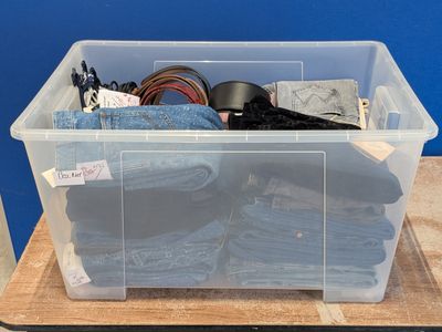 un bac en plastique contenant beaucoup de vêtements