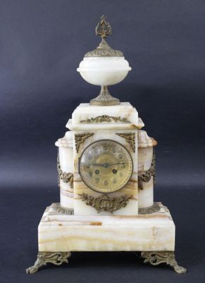 Pendule borne en onyx et bronze.