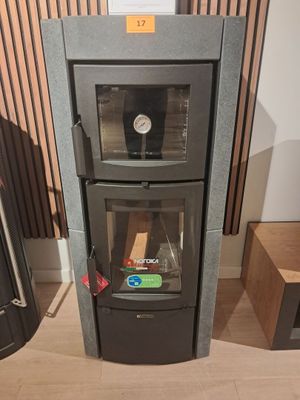 un poêle posé dans un coin de la pièce