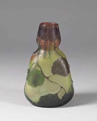 un vase orné d'un motif vert et marron