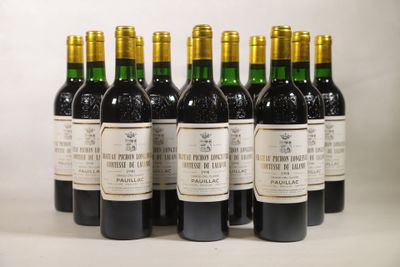 six bouteilles de vin sont alignées sur une table